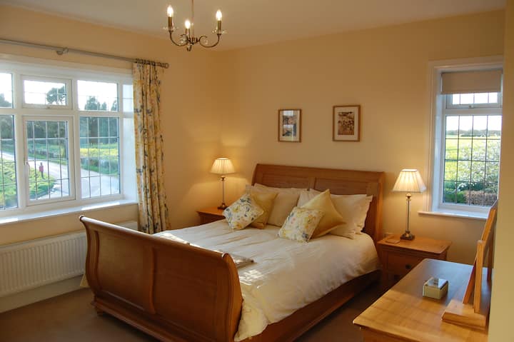 La habitación tamaño king con baño privado y TV.  Hermosas vistas todo alrededor.  Cama de trineo grande y cómoda con armario a juego, cómoda, tocador y mesitas de noche.  