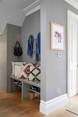 Beautiful 5-bed home with drive & stunning garden gallery image 5