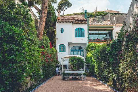 Beautiful modernist house in front of the sea