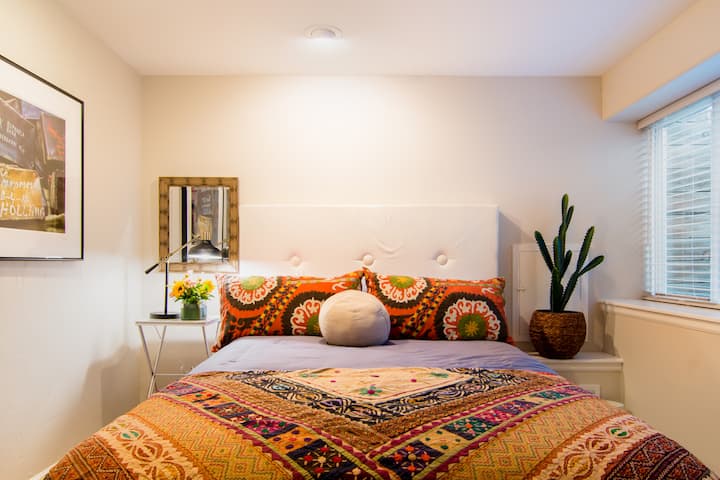 غرفة نوم بسرير بحجم كوين تقع في الطابق السفلي ولا تحتوي على حمام مجاور يحتاج الضيوف إلى استخدام الحمام الموجود بجوار غرفة النوم 2 أو استخدام الحمام خارج العرين أو المشي عبر غرفة النوم 2. 