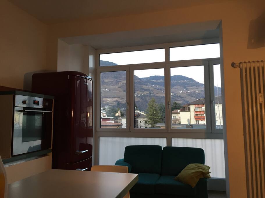 La cucina, spaziosa, è provvista di tutto il necessario. Farete colazione di fronte ad un bellissimo panorama! Disponibili spremiagrumi elettrico ed un estrattore semiprofessionale