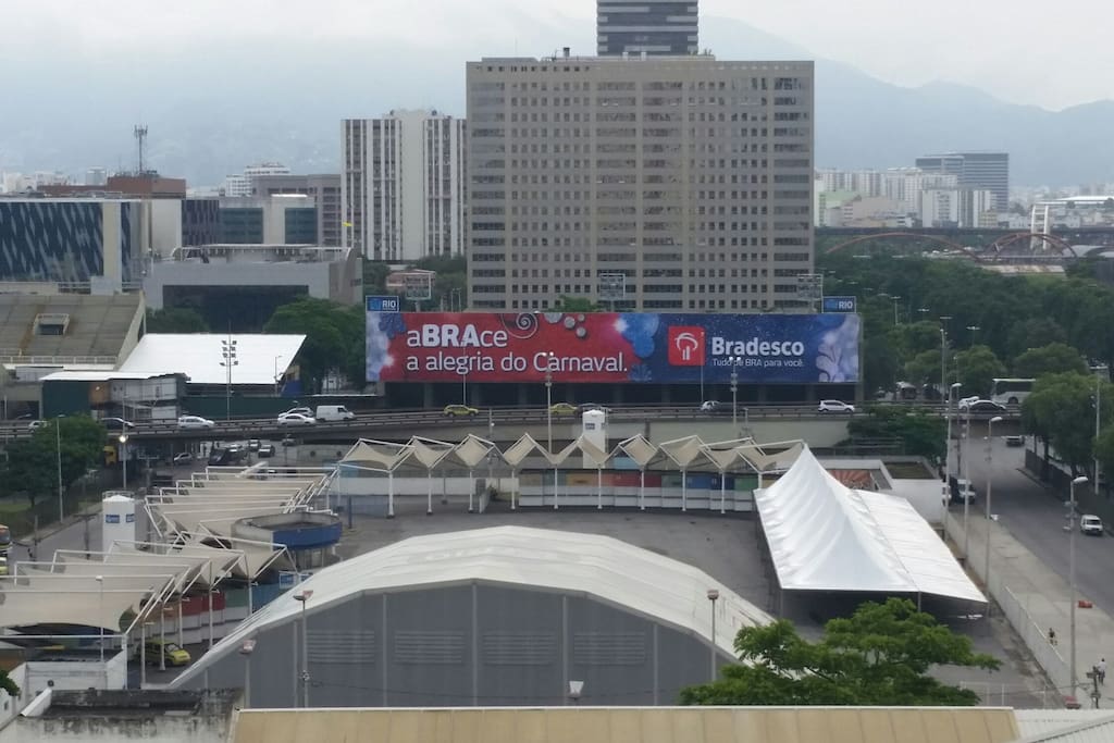 Vista para o Sambódromo (à frente) - Maracanã ao fundo/direita