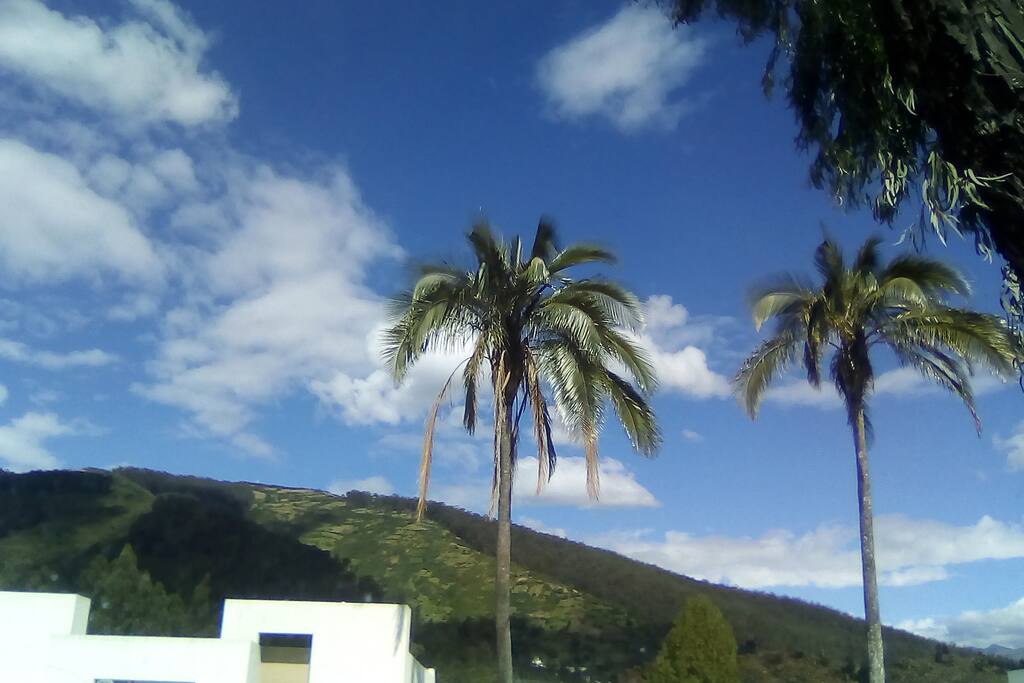 Cerca de lugares naturales para realizar varias actividades de entretenimiento