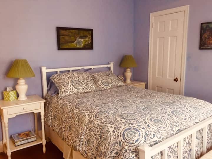 Chambre pleine grandeur. Lit très confortable et beaucoup de lumière naturelle avec vue sur le jardin avant.