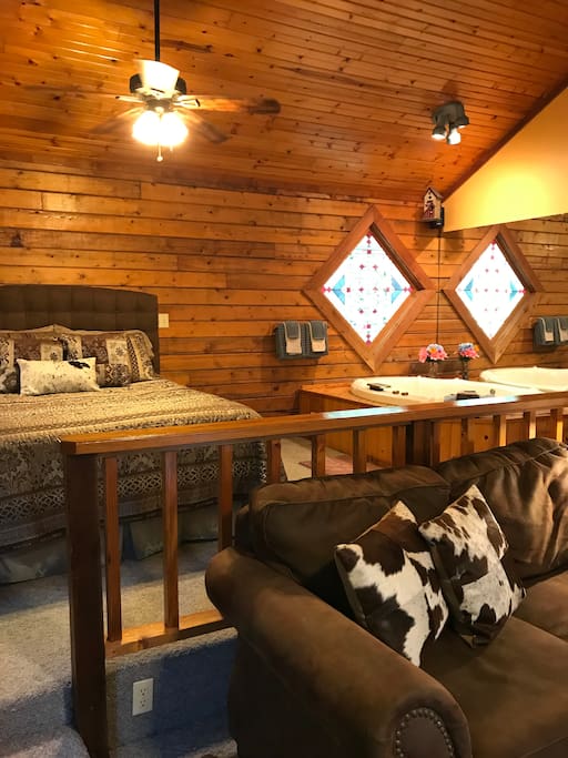 Cabin 3, Double Wedding Ring
Step down living room, stained glass window, Queen bed