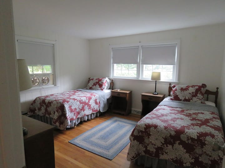 ห้องนอนที่สองชั้นแรกเตียงแฝดสองหลัง