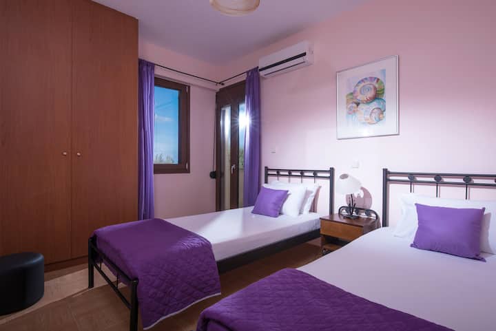 One of the 2 bedrooms with 2 single beds