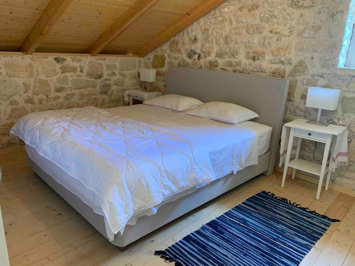 Master chumba cha kulala na ziada urefu malkia ukubwa kitanda na meza mbili upande na taa , vifuniko ziada joto katika kabati na mazulia mkono kusuka kwa miezi ya baridi, kitani ni wote asilimia 100 pamba katika vyumba vyote viwili, kabati 3 kubwa,bafuni karibu 