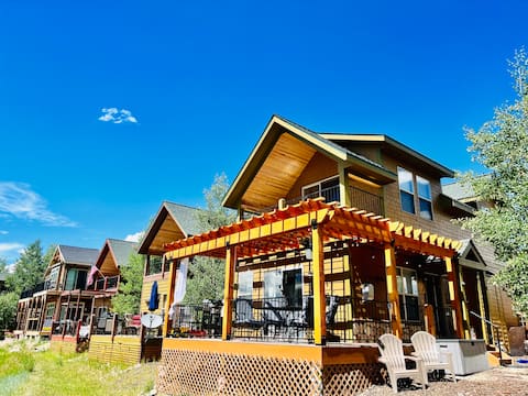 Cozy 3BR Riverfront Cabin, Family Friendly