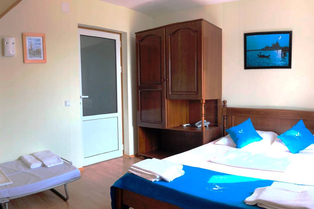 Room 204, family room with +1 bed.