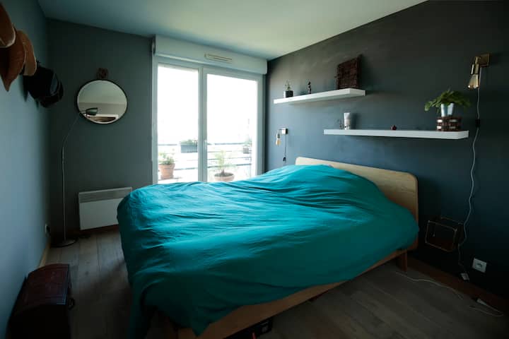 חדר שינה למבוגרים עם מיטת קווין סייז. 