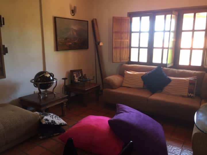 Საოჯახო ნომერი... comoda sala amplia TV Led, მარტივი ტელევიზორი