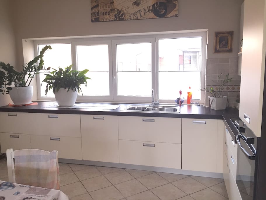 La cucina ha un ampio finestrone che si affaccia alla piazzetta antistante l'appartamento.