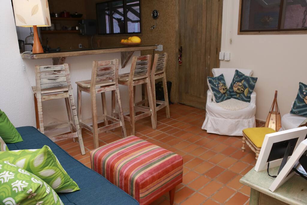 Sala de TV com passa prato p cozinha.