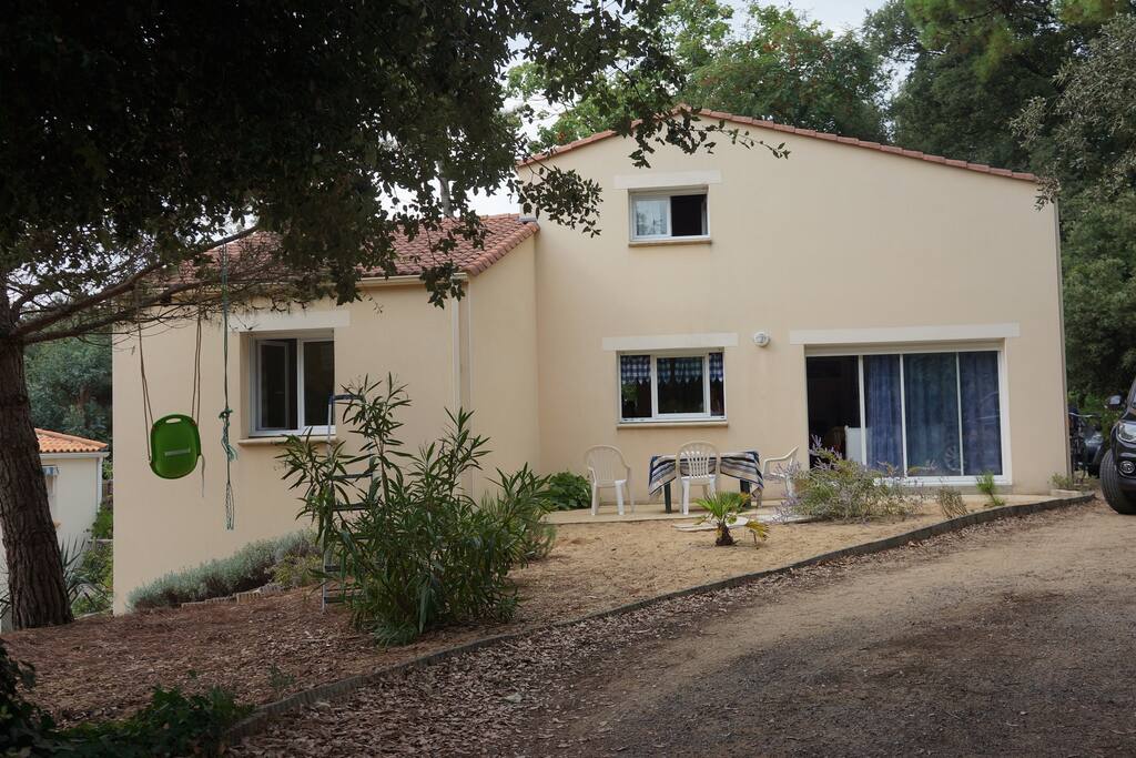 Entrée de la maison, avec terrasse exposée Sud Sud-Ouest (idéal pour le déjeuner sous la parasol)