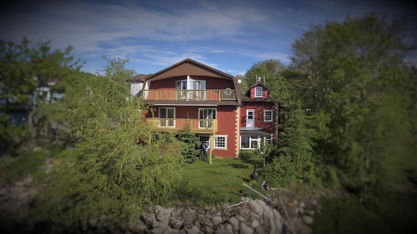 Waterfront Honeymoon Suite & House Hunter Retreat