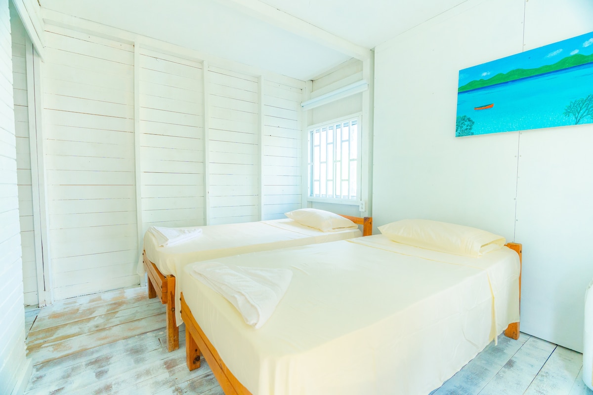 Ამ ოთახს აქვს საკუთარი სააბაზანო და ACONDICIOANADO ,