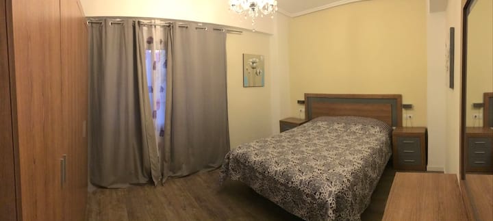 غرفة النوم C ، مع نافذة وسرير مزدوج واحد.