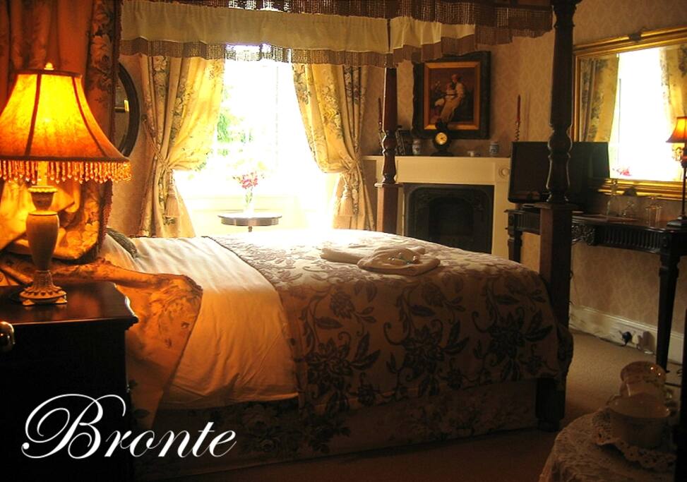 Four poster with ensuite shower room
