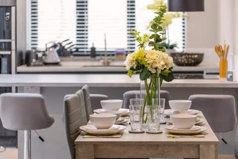 New modern 4 bed, 3.5 bath house, free parking
