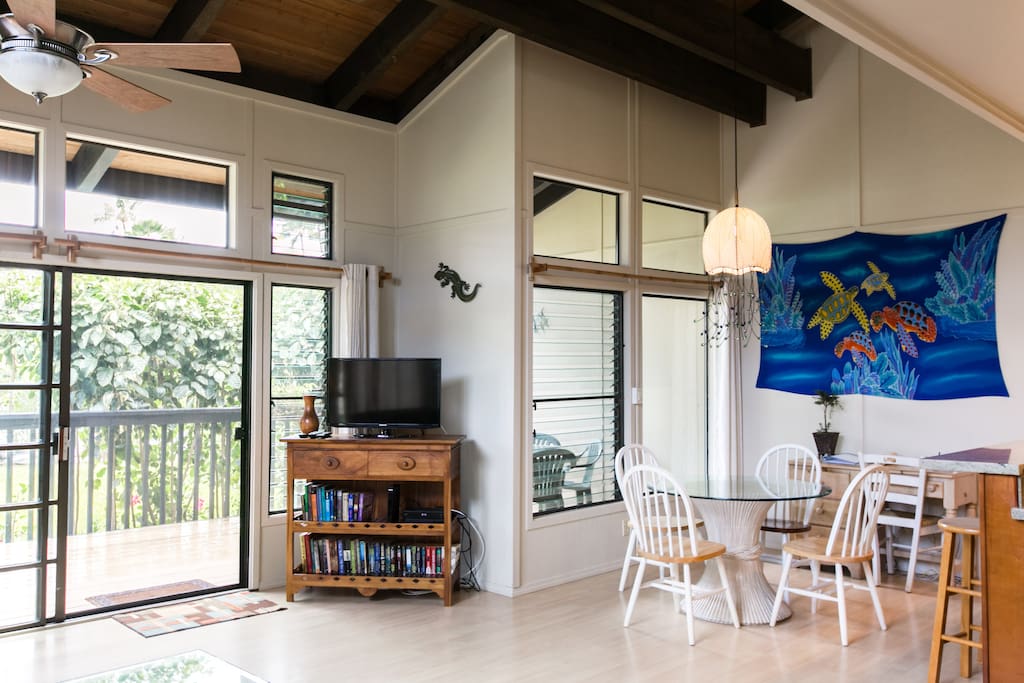 Looking toward lanai and dining room