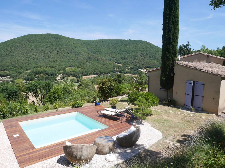 Votre chambre est celle qui donne sur la piscine !