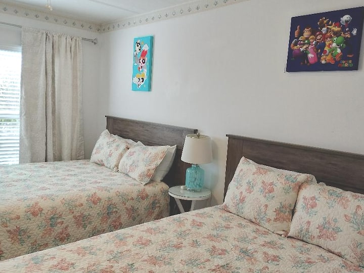 חדר שינה לאורחים עם 2 מיטות זוגיות.