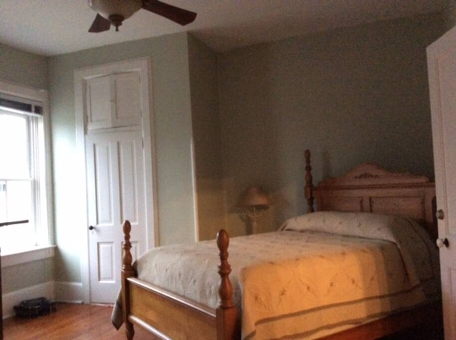 Large bedroom w/adjoining living room