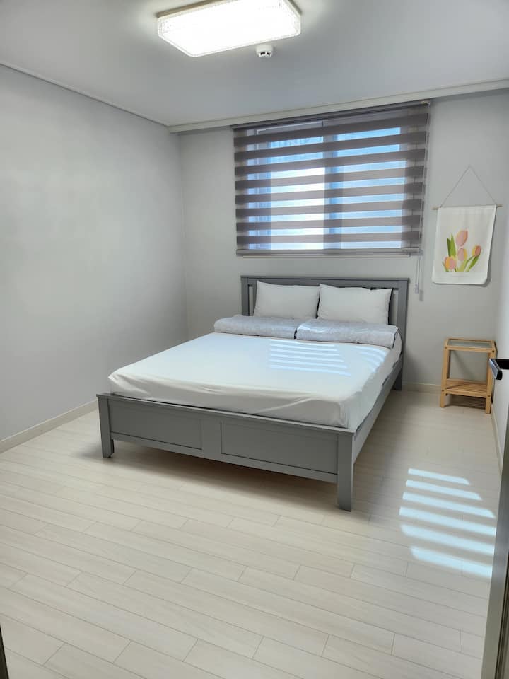 מיטת קווין סייז, מצעים למלון.
היא מנוקה ומוכנה מדי יום.