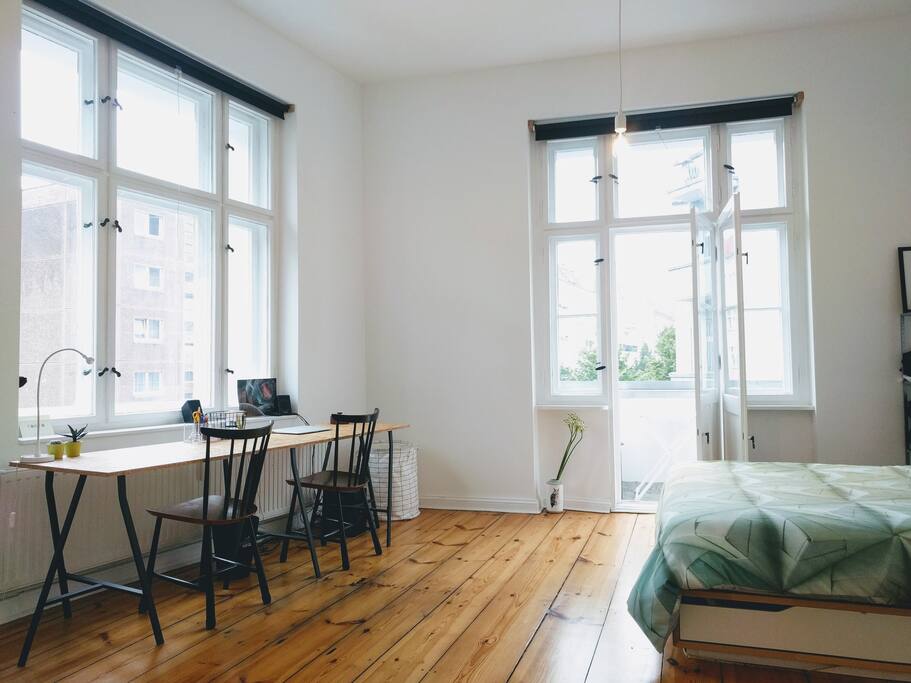 Bed room with balcony access