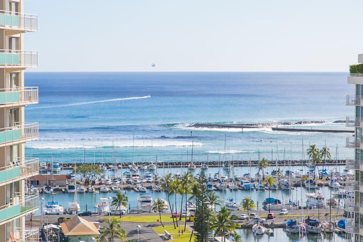 Spacious 2 bedroom 2 bath with FREE WIFI & Parking