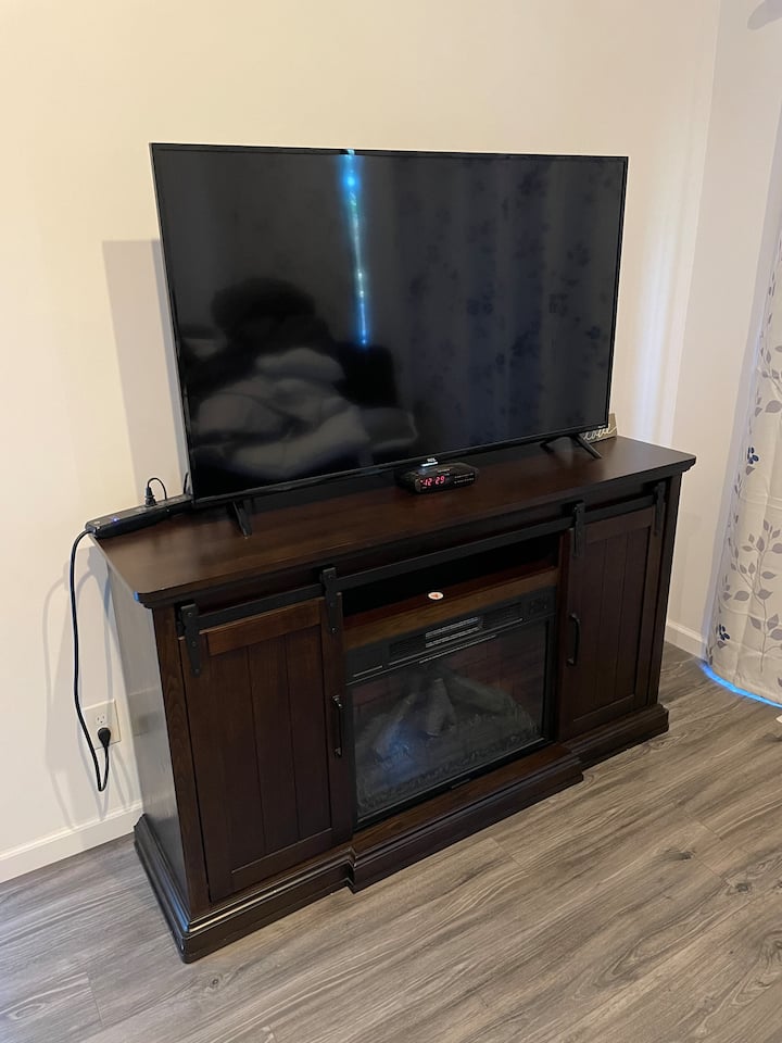 Televisor Roku inteligente de 50pulgadas en el dormitorio principal