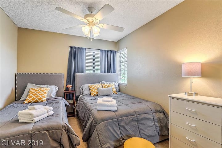 Tercer dormitorio con una cama de tamaño completo y una individual.