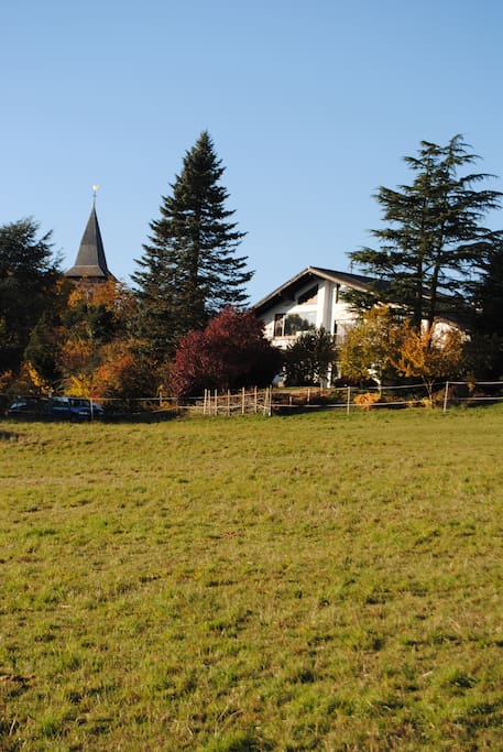 Das Haus befindet sich direkt am Feld