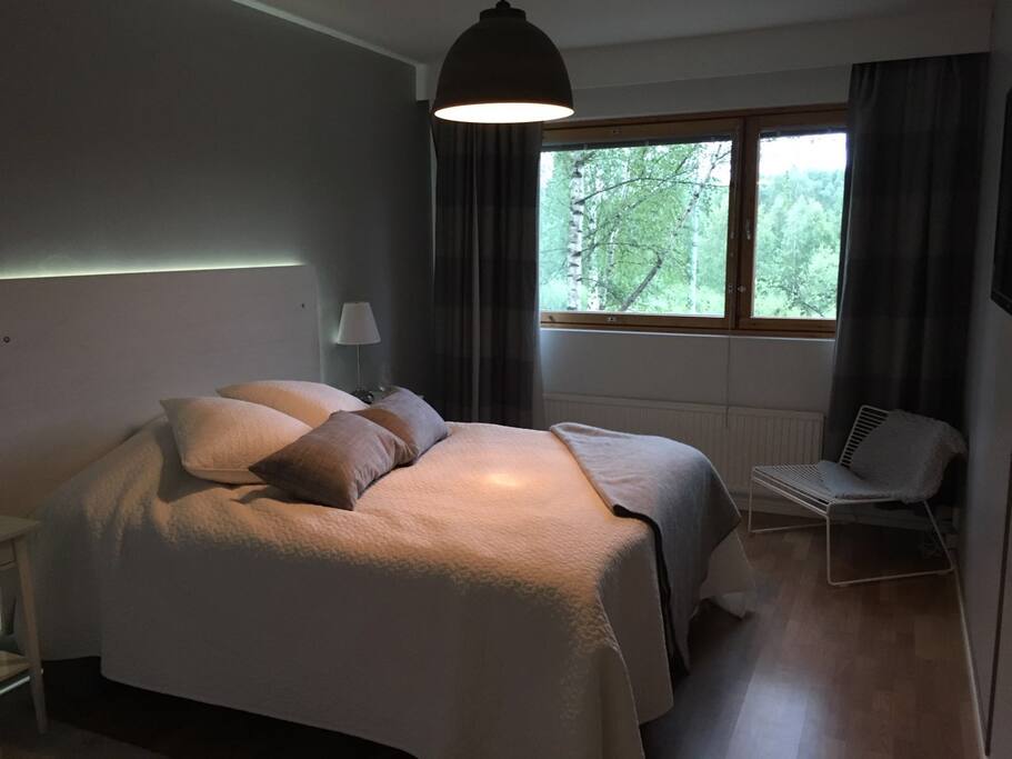 bedroom with kingsize bed