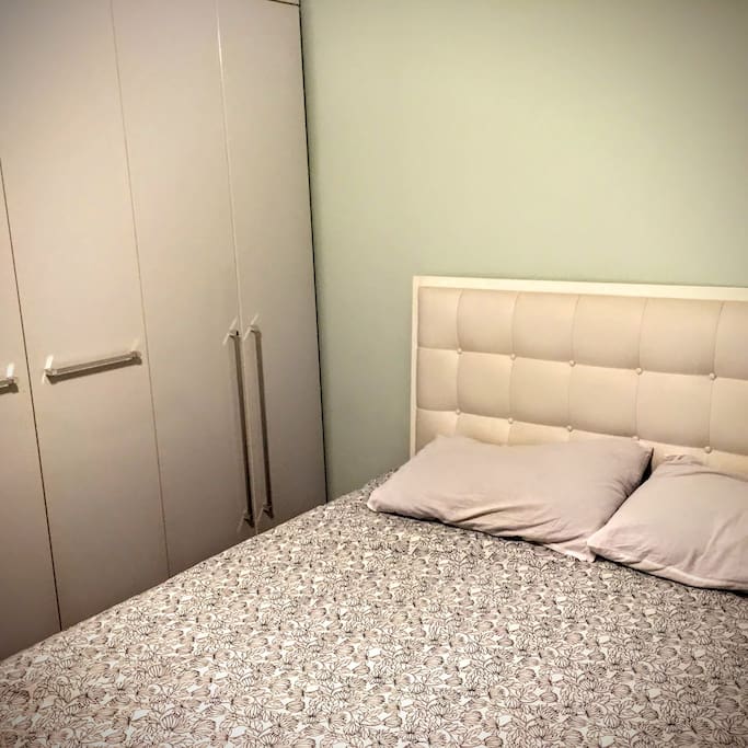 Quarto com cama de casal e armário - Bedroom