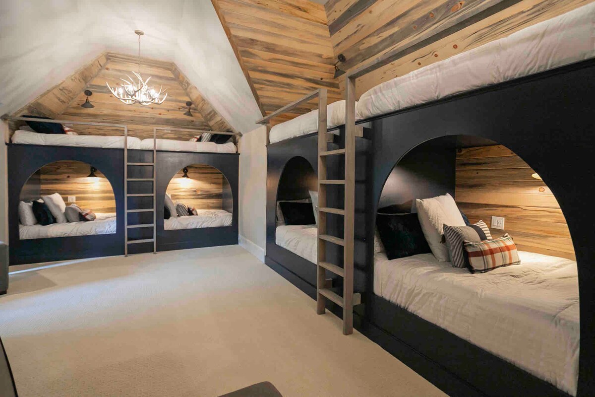 Fantastična soba na kat s 8 bračnih kreveta, svjetiljkama za čitanje i punjačima za telefon na svakom katu!