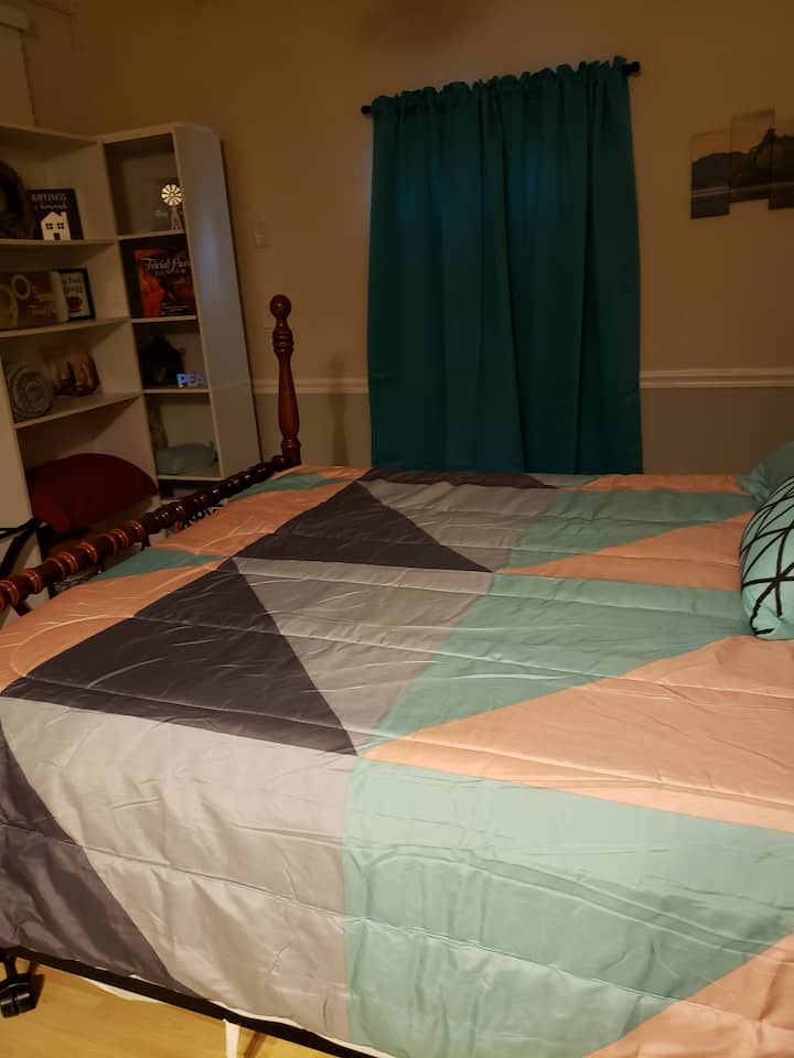 Двойно легло със затъмняващи завеси.  Можете да отворите завесите, щорите и проверения прозорец, ако предпочитате да чувате нощни шумове, птици или просто да разгледате гледката.