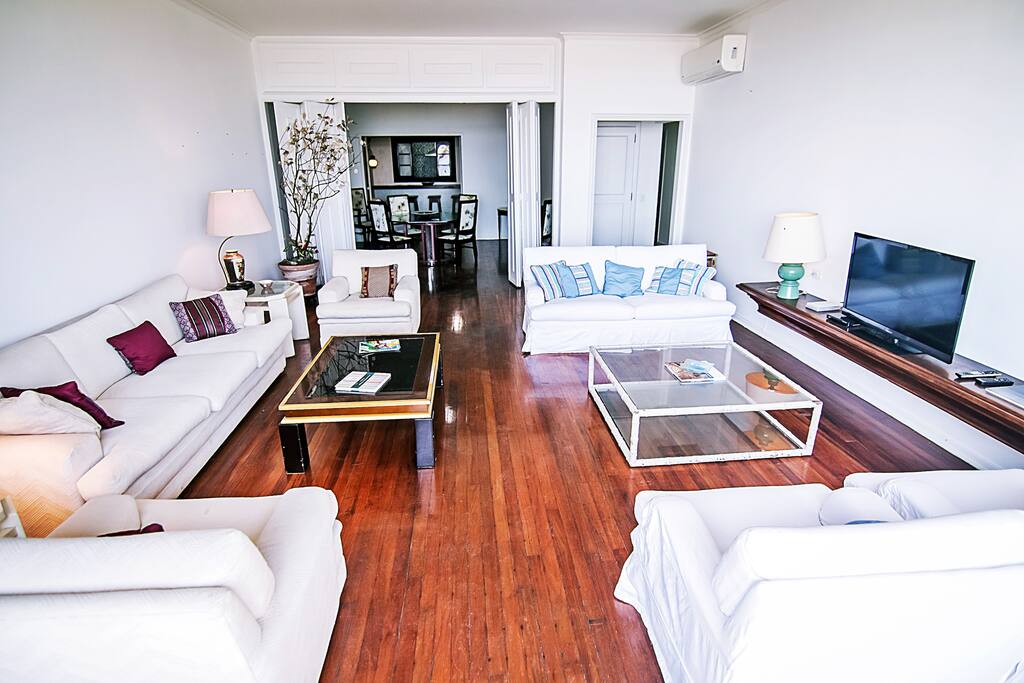 Imóvel de 4 quartos, para até 10 pessoas, com vista deslumbrante para a praia de Ipanema com 250m² bem divididos em sala, cozinha, 4 quartos, 3 banheiros e área de serviço com 2 quartos dependência de empregada, maquina de lavar roupas e 1 vaga de garagem.