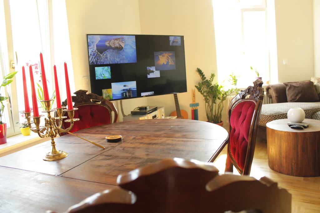 Esstisch mit 4 Stühlen, 55-Zoll-TV, DVD-Player, Apple-TV, Netflix