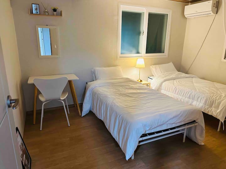 Habitación 2/2 camas individuales/1 escritorio