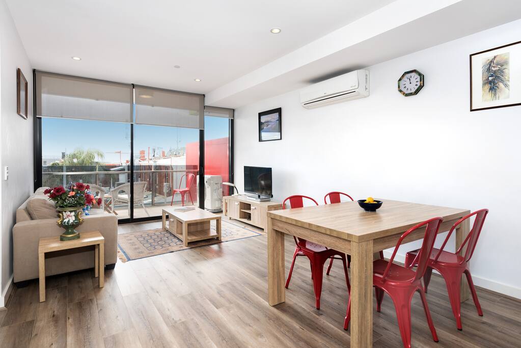 Bright Living with AC TV/DVD and fast NBN internet Wifi