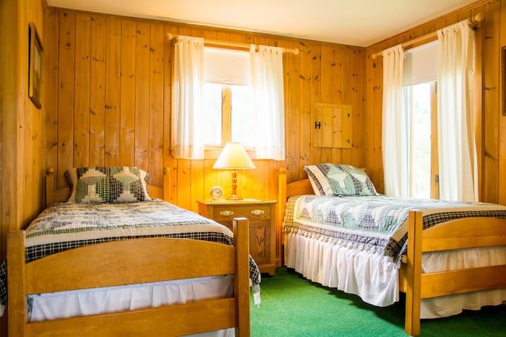 חדר שינה שני עם שתי מיטות נפרדות