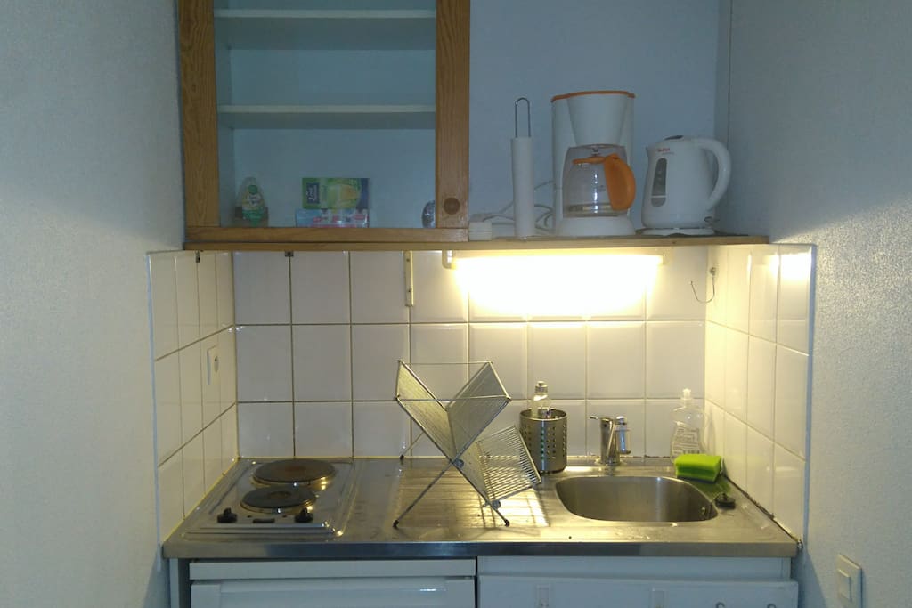 The kitchenette with a boiler and a coffee maker.
Le coin cuisine avec un bouilloire et une cafetière.