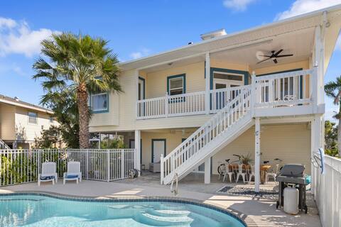Gulf getaway! Boat dock, heated saltwater pool