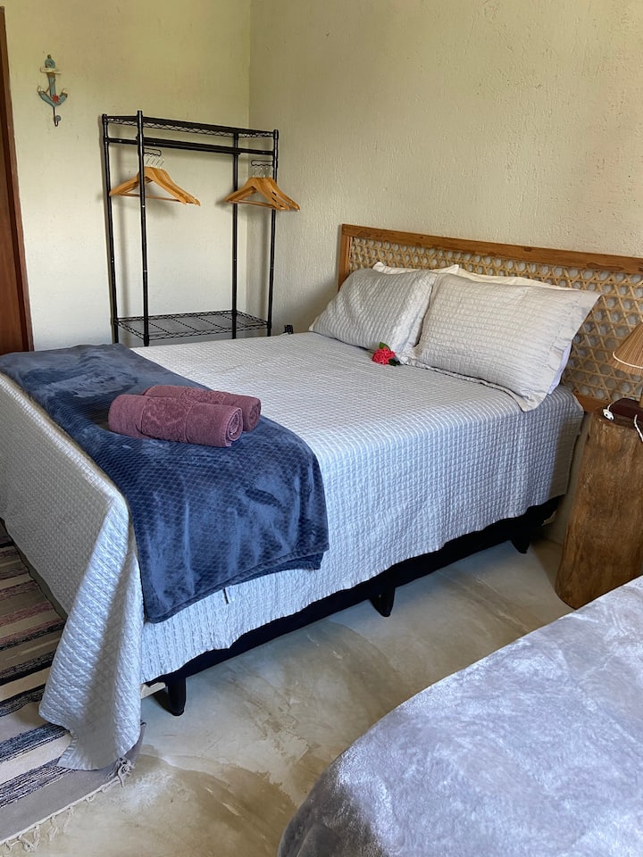 Chumba cha kulala ndani ya chumba, na kitanda cha watu wawili na kitanda cha trundle 