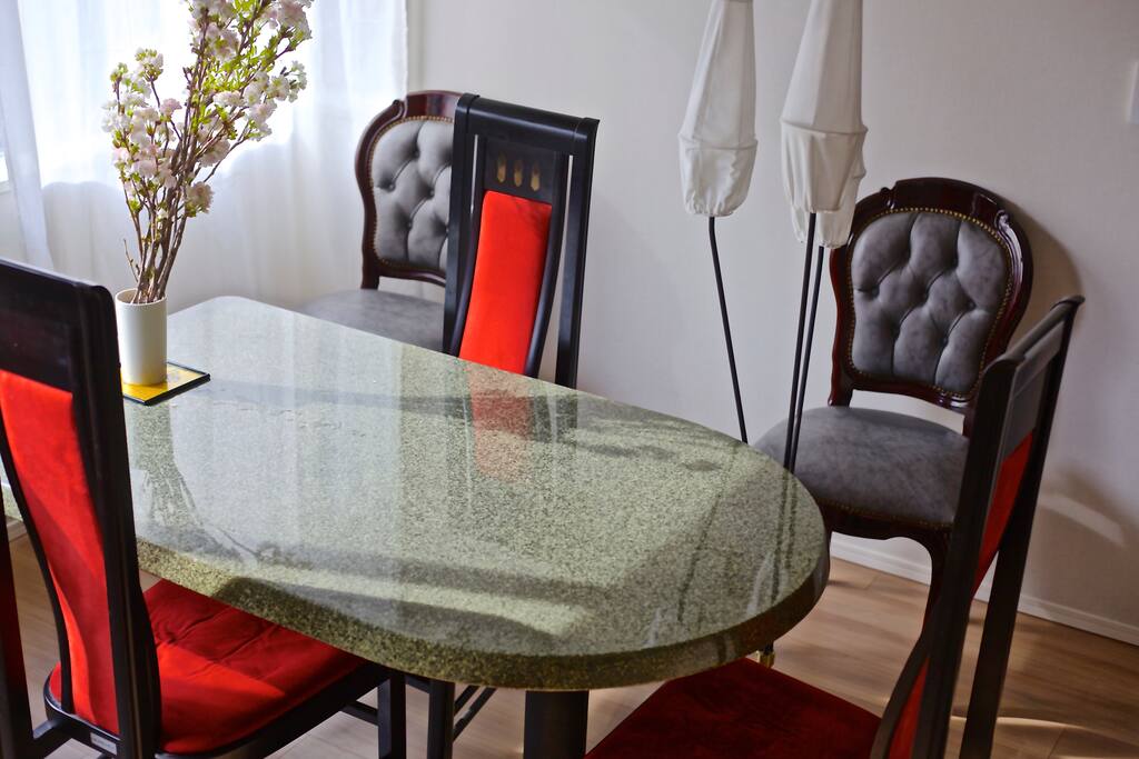 You have five chairs in living room/vous avez 5 chases à salle de séjour