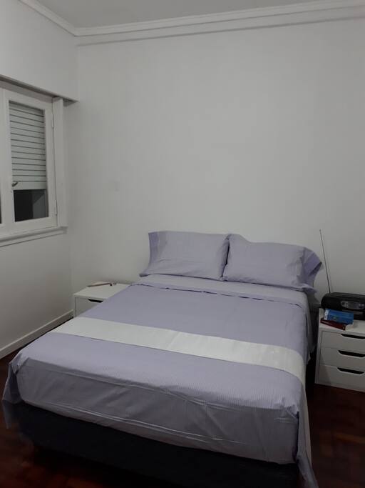 Main room / Habitación principal. Sommier nuevo de dos plazas, resortes individuales (tapizado en tejido tratamiento de aromaterapia y antiácaros)