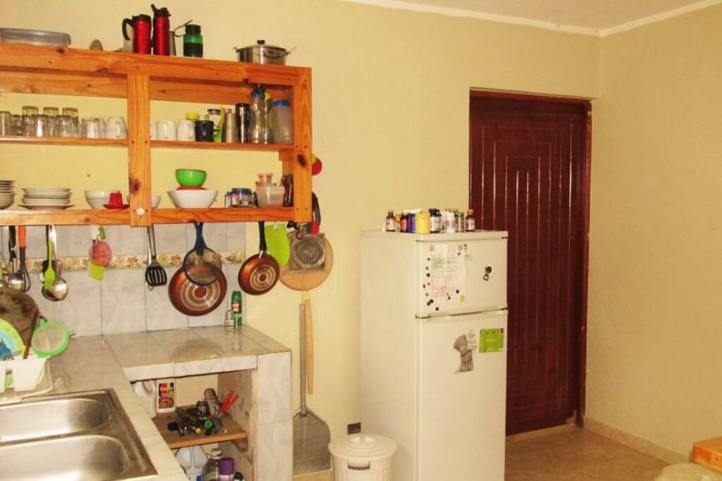 The kitchen is equipated with most of the things you might need. - La Cocina está equipada con casi todo lo que puedes necesitar en una cocina.