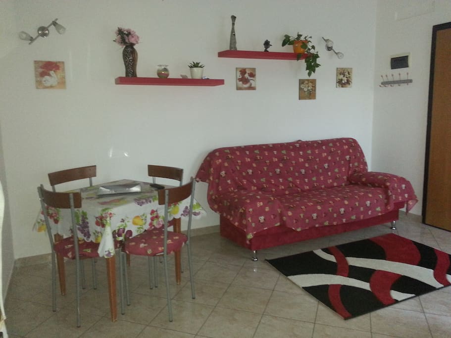 Salotto con divano letto.
